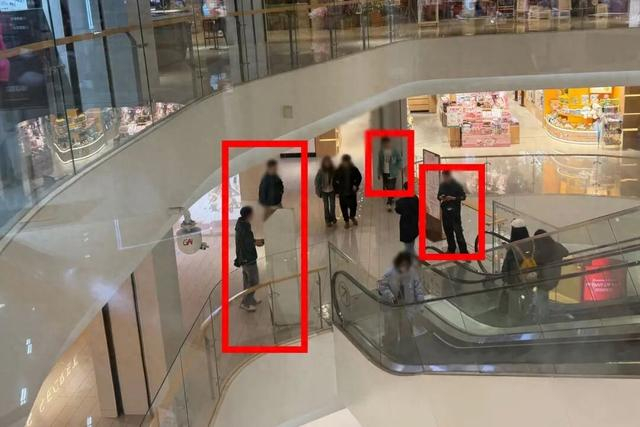 杭州湖滨银泰in77电梯口路的黄牛们。潮新闻记者 吴越 摄