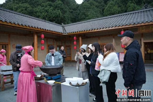 用镜头记录绵阳美食制作过程。 梓潼县委宣传部供图