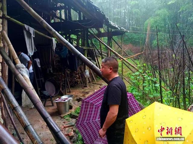 刘子坤与村干部奔走在防汛一线。 王斌 摄