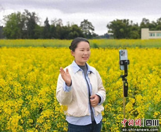 张琼方正在直播。周亮 摄