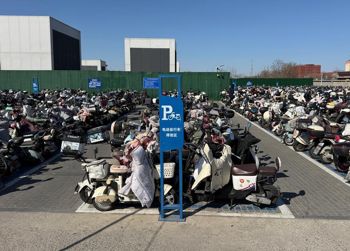 地铁新发地站外实行非机动车分区停放，秩序明显改善。新京报记者 王贵彬 摄