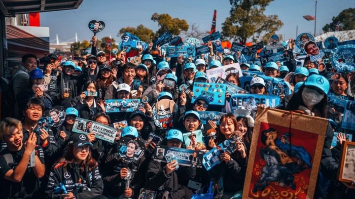 2026F1上海站车迷合影，女性占比不低