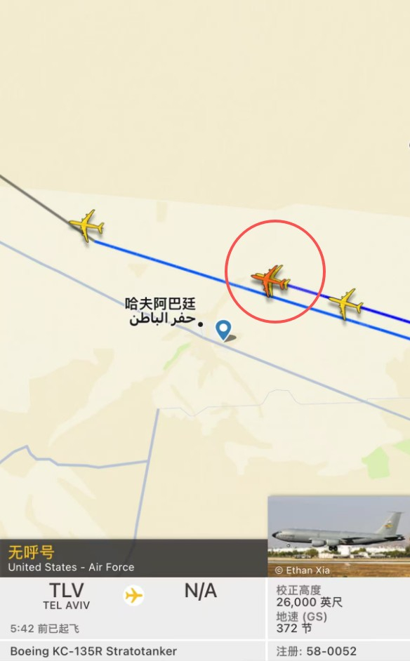 两架KC135以非常近的距离编队飞行