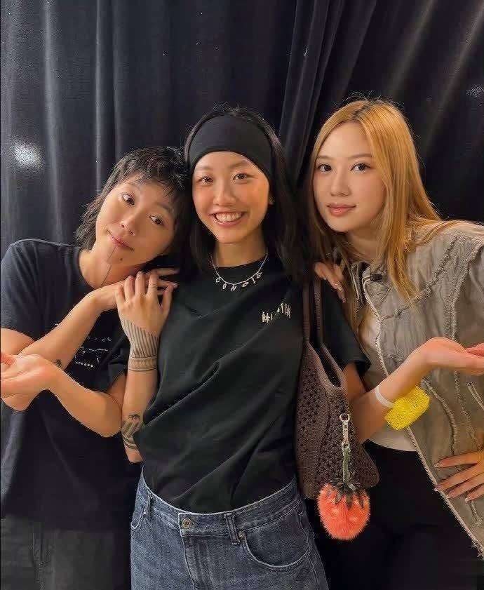  陈康堤与窦靖童是多年的好友，彼此从小相识，平时会用英语、粤语和普通话三种语言交流。陈康堤自评性格外向（E型），而窦靖童则偏向内向（I型），两人在性格上形成互补，彼此信任，共同分担生活中的压力。