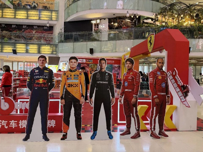 比赛日，身处北京的小月前往快闪店购买车模