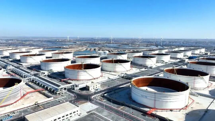 库容500万立方米的山东东营原油商业储备库项目。图源：中国石油石化