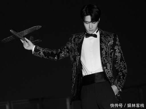  因此，王一博的停工并非是退却，而是一场深刻的进攻。他的进攻对象，是娱乐行业对于流量的狭隘定义，是演员被异化成曝光机器的命运。他用这一年的沉默，换来了更加清晰的前行方向，换来了更加饱满的创作状态，也让市场和观众对他有了更坚定的信心。他证明了，在这个时代，真正强大的顶流是那些能够用作品说话、凭借真实价值立足，并且始终掌握自己人生节奏的长期主义者。他的归来，不仅是个人的回归，更预示着一种更加健康、可持续的明星生态模式的到来。