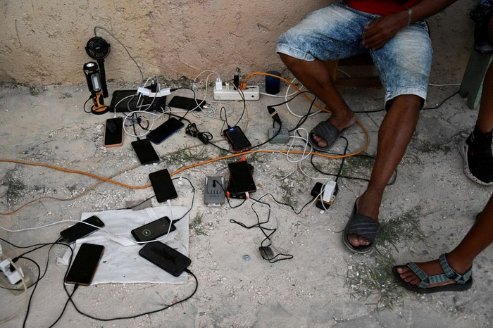 　2025年3月15日，古巴，哈瓦那民众在全国停电期间为手机充电。视觉中国 图