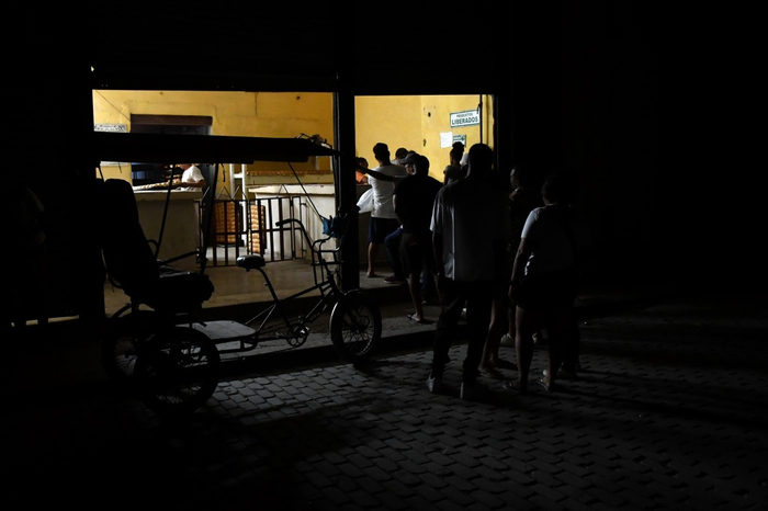 　2026年3月16日，哈瓦那，人们排队购买面包。新华社 图