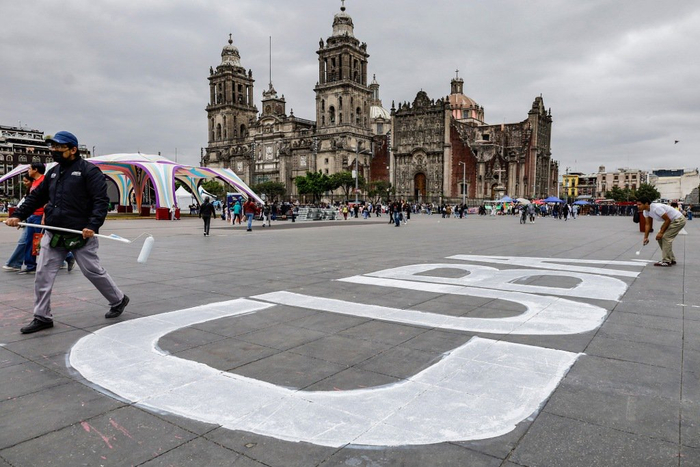 　　2026年2月22日，墨西哥墨西哥城，社会组织成员在城市主广场宪法广场绘制标语，以声援古巴，抗议美国对古巴实施的石油禁运。视觉中国 图