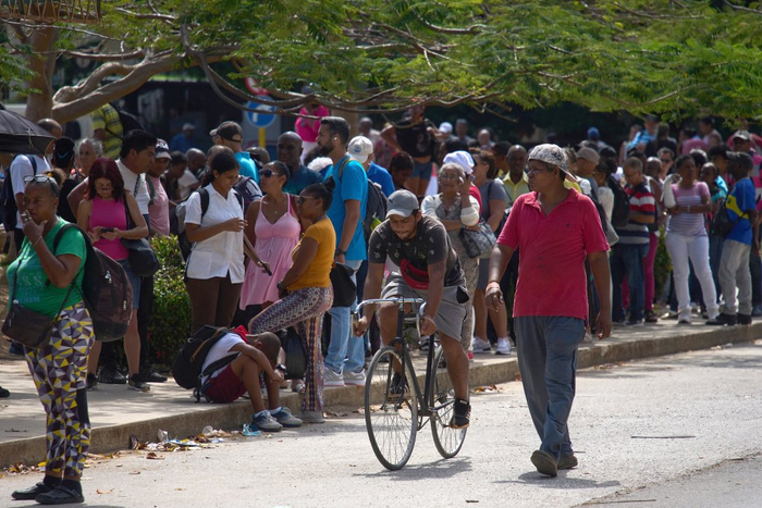 　2026年3月4日，古巴哈瓦那，民众在停电期间等待公共交通。视觉中国 图