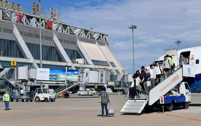 大同机场，各国年轻人走下机舱