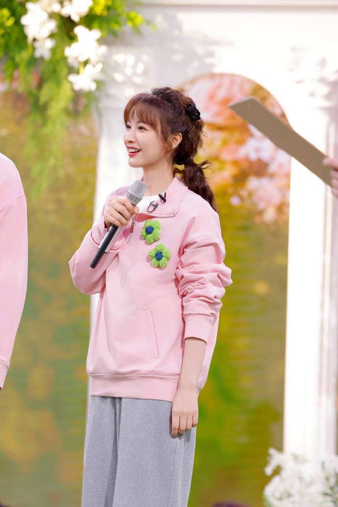  其实，这一季的《你好星期六》早就将离谱进行到了极致。刘昊然和董子健在当然了游戏环节中，互损发型像刚睡醒的拖把，董子健气得直接追着刘昊然满场跑。李雪琴拿着我佛慈悲的保温杯，认真地推荐着加班神器，而祝绪丹直接踩着发光泡脚桶跳科目三，连何炅都忍不住吐槽：你们这是把带货变成了行为艺术。但是，说到最离谱的，还是魏大勋那波中年得粉的标签，毕竟能让吴昕和石凯联手补刀，放眼整个内娱圈，似乎也只有他才能得到这样的待遇。 如今的观众，早已不再满足于单纯的游戏竞技，而是被这些嘉宾之间自然流露的互动所吸引，圈粉无数。正如网友们所说：每周六就等《你好星期六》续命，没有什么烦恼是一期节目解决不了的。而魏大勋也凭借这次老来俏的梗成功破圈，预计接下来，他的名字将再次占领热搜——毕竟，谁能拒绝一个又帅又能接梗的中年得粉男孩呢？