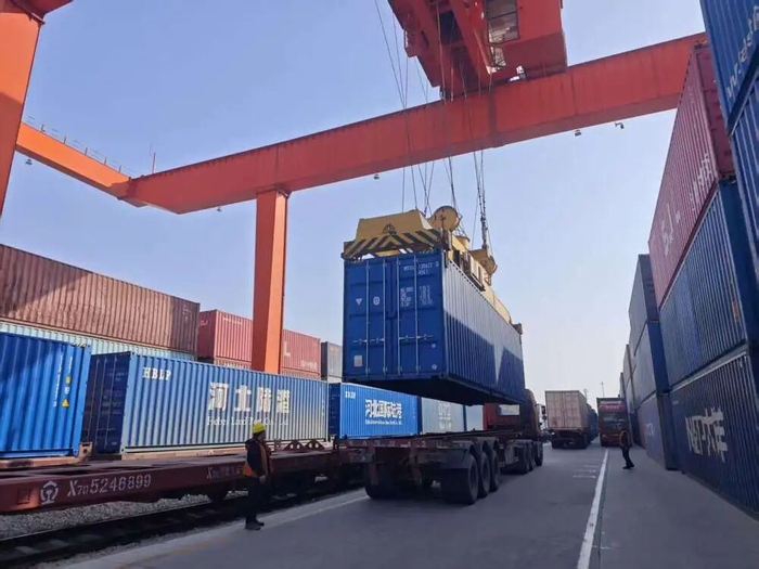 工作人员从列车上卸下集装箱。新华社记者 董笑坤 摄