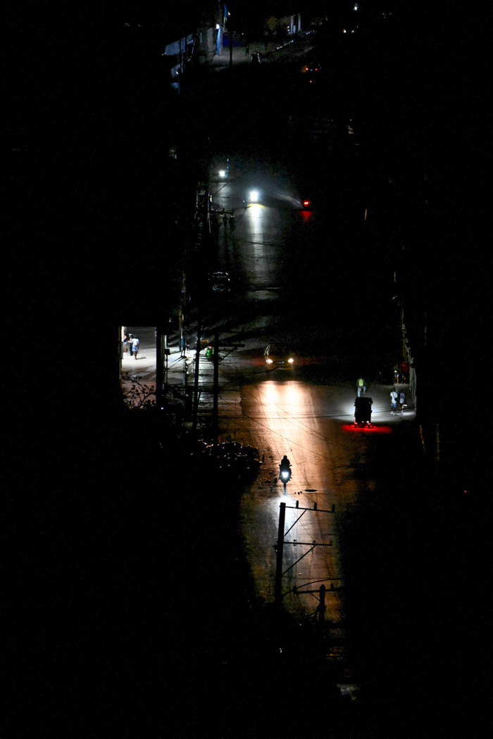 2026年3月16日，在古巴哈瓦那，车辆在黑暗中行驶。新华社 图