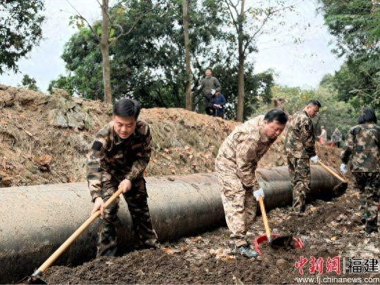 仙游县四套班子领导参加冬春农田水利修复劳动。郑志忠 摄