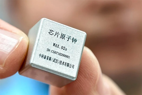 武汉大学卫星导航定位技术研究中心开发的世界最小芯片原子钟 《南华早报》