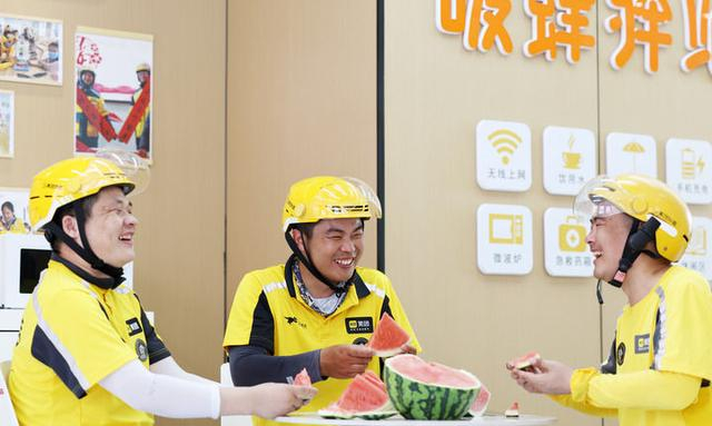 2025年7月3日，在山东省临沂市郯城县郯城街道郯中社区“暖蜂驿站”，外卖骑手吃西瓜消暑。新华社发（张春雷 摄）