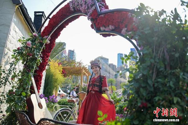 图为TVB艺员钟翠诗展示的少数民族服饰。中新网记者 陈永诺 摄 