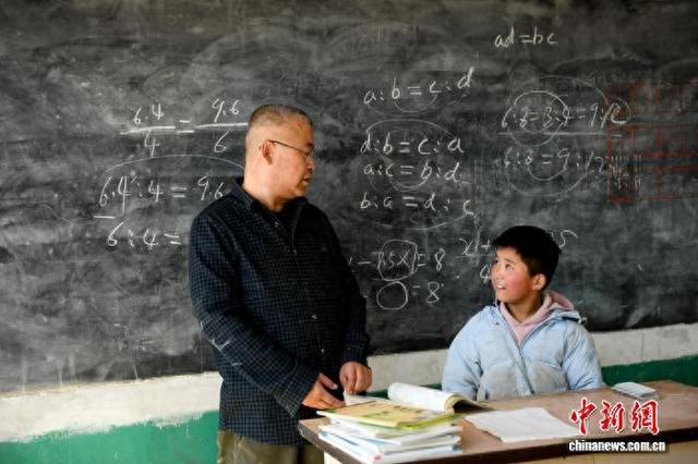 姚建在课堂上为学生解答问题。陈艳秋 摄