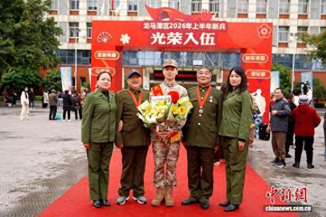 欢送会现场，四位老兵送新兵。陈星宇 摄