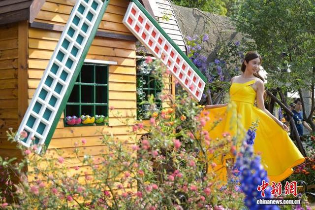 图为“香港小姐”杨梓瑶展示的时装。中新网记者 陈永诺 摄 