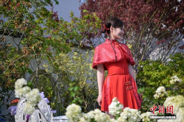 图为“香港小姐”梁超怡展示的可爱服装。中新网记者 陈永诺 摄 