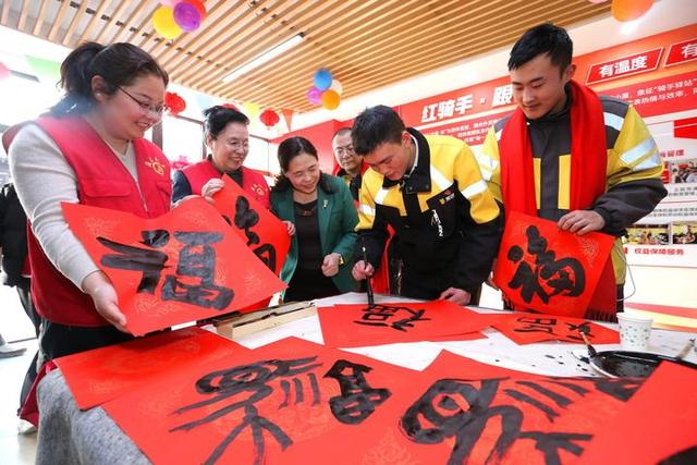 2026年2月13日，新就业群体人员在山东省青岛市即墨古城暖“新”驿站写福字。新华社发（梁孝鹏摄）