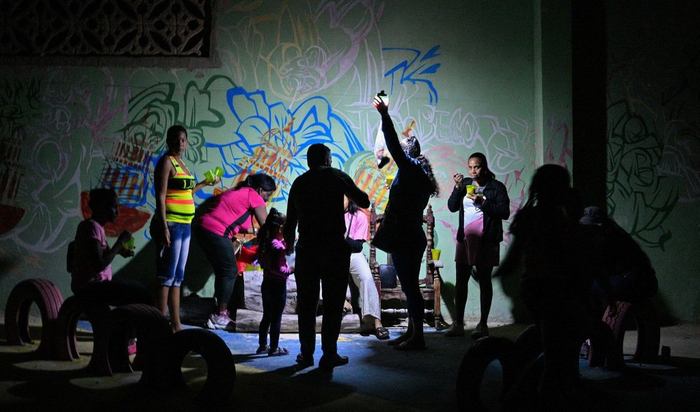 　2026年3月4日，哈瓦那民众在停电期间用应急灯聚会。视觉中国 图