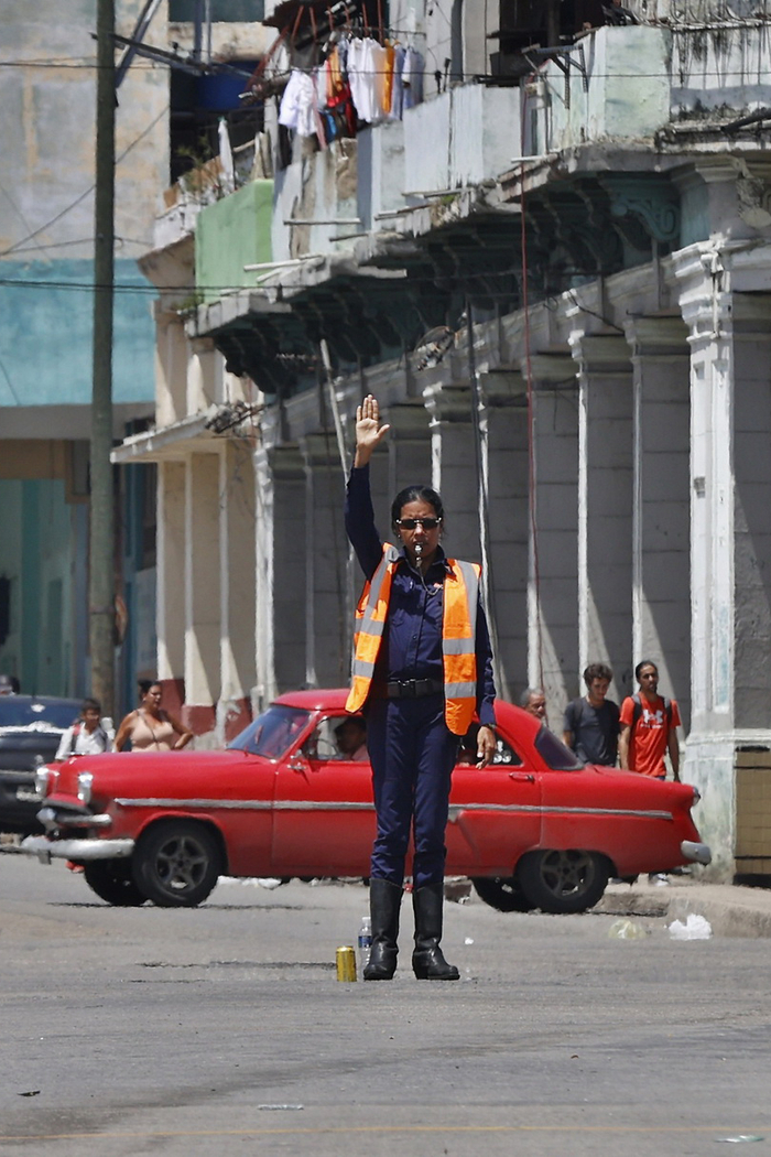2025年9月10日，古巴哈瓦那，一名警察在街头指挥交通。视觉中国 图