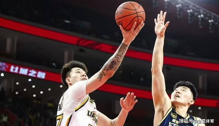 根据2024-2025赛季CBA季后赛赛程，四分之一决赛采用五场三胜制（2-2-1）。青岛男篮与广厦男篮的前两场比赛双方各胜一场，接下来将在4月18日进行第三场比赛，预测青岛男篮大胜。