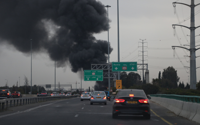 ▲资料图：3月13日，在以色列中部城市霍隆，遭伊朗导弹袭击的一处地点冒出滚滚浓烟。图/新华社