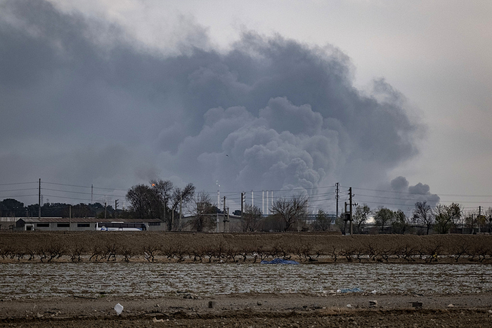 2026年3月9日，伊朗德黑兰，美国与以色列军事行动期间，德黑兰石油储存设施遭袭，天空被烟尘笼罩。视觉中国 资料图