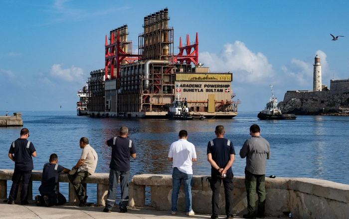 　　2025年8月6日，古巴哈瓦那，人们目送土耳其发电船“苏海拉·苏丹”（Suheyla Sultan）号驶离哈瓦那港。视觉中国 图