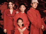 应采儿晒新年全家福，“陈小春父子三人共用一张脸”引爆网络狂欢