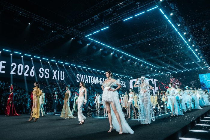 机器人与模特同台走秀！第五届潮汕国际纺织服装博览会在汕头上演开幕大秀