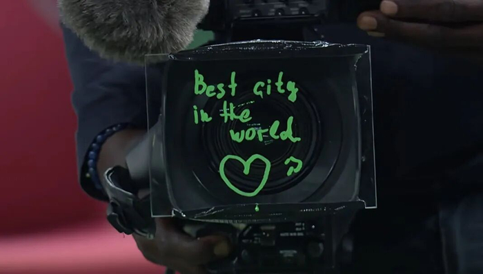 梅德韦杰夫赛后对着镜头写下：“Best city in the world。” 图：视频号 上海劳力士大师赛 截图 