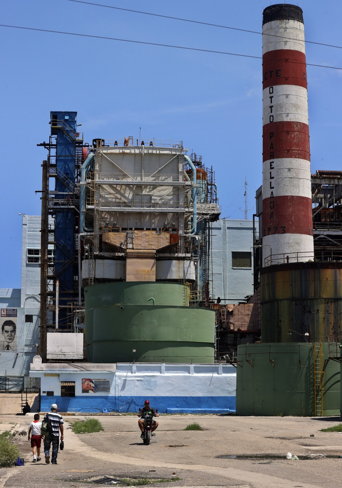 　2025年9月10日，人们从哈瓦那电力公司前走过。视觉中国 图