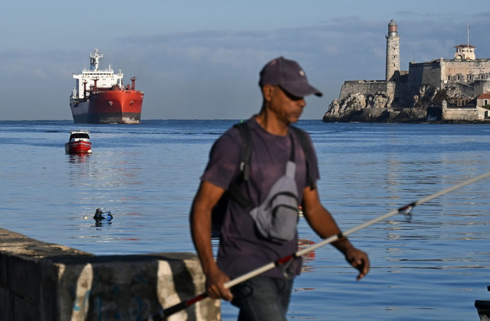 　　2026年1月9日，古巴哈瓦那，悬挂古巴国旗的液化石油气/化学品运输船“帕斯托丽塔”号抵达哈瓦那港。视觉中国 图