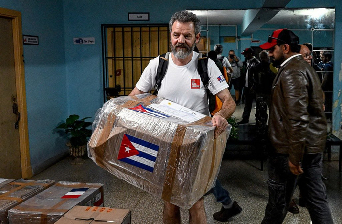 2026年3月18日，古巴哈瓦那，欧洲援助车队成员将援助物资箱搬进一家儿童医院。视觉中国 图