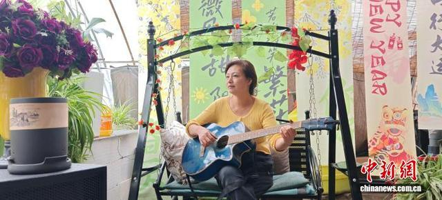 郭改花把直播间搬进了大棚。 崔莉霞 摄