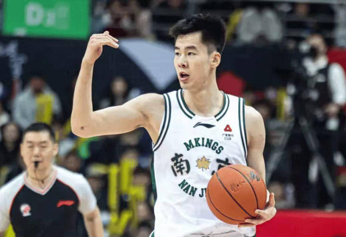 同曦队中，汉兹砍下16分，马内克贡献21分4篮板4助攻，最闪耀的是郭昊文，他全场豪取28分9篮板8助攻，几乎完成三双。在比赛关键阶段多次挺身而出，为球队奠定胜利基础，毫无疑问是同曦赢球的最大功臣。本场翻盘不仅展现了同曦顽强斗志，也刷新了联赛格局，值得所有球迷关注。