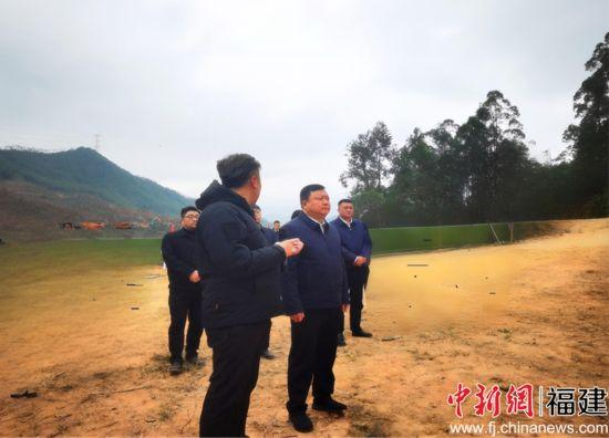 县领导在园庄调研零碳农业循环经济产业示范基地项目。郑志忠 摄