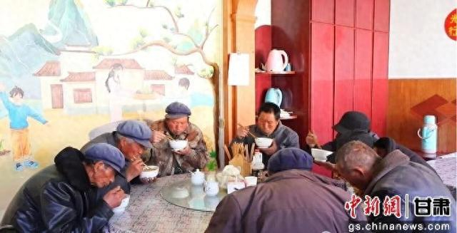 图为漳县殪虎桥镇铁沟村爱心食堂老人正在就餐。李志斌 摄