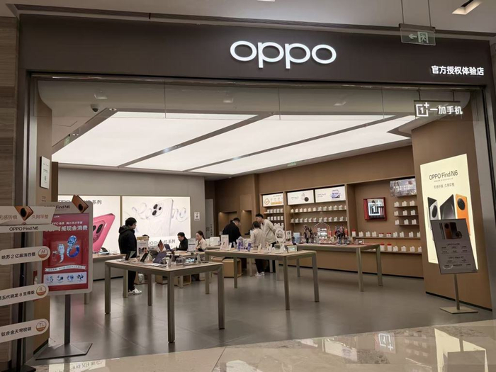 实探涨价后手机市场：价格敏感型消费者犹豫，店员建议“早点入手”