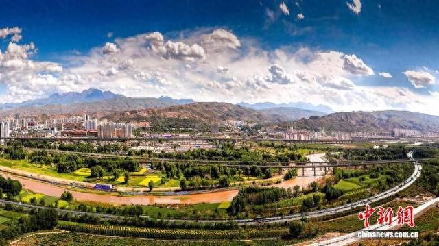 资料图为湟水河在青海省海东市平安区境内蜿蜒流淌。平安区委宣传部供图