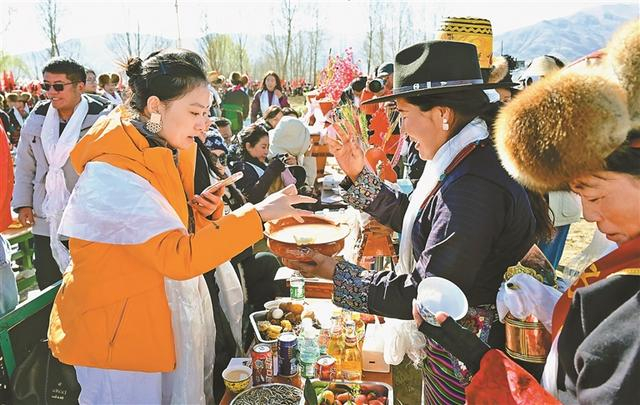 图为曲水县达嘎镇色达村春耕春播仪式现场。记者 唐斌 摄