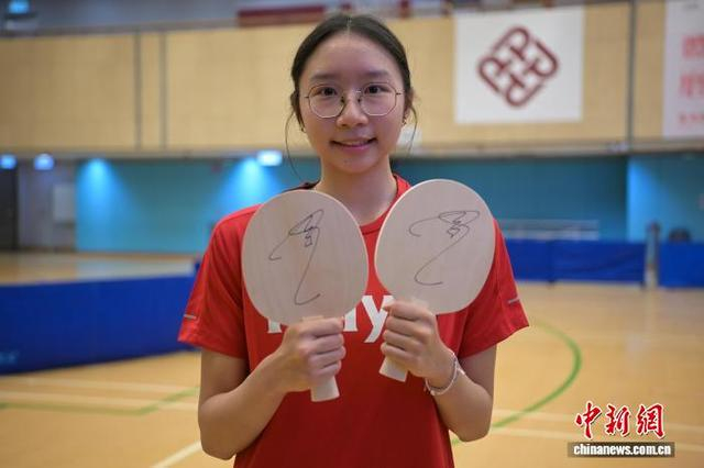 图为学生展示马龙的签名球拍。中新网记者 陈永诺 摄 