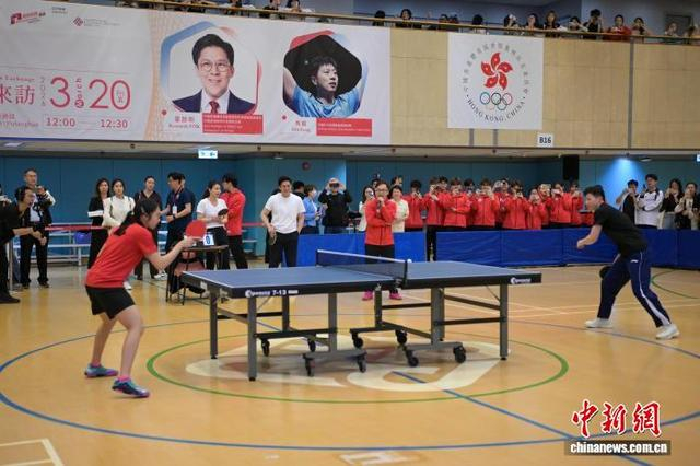 图为马龙（右）与学生切磋乒乓球。中新网记者 陈永诺 摄 