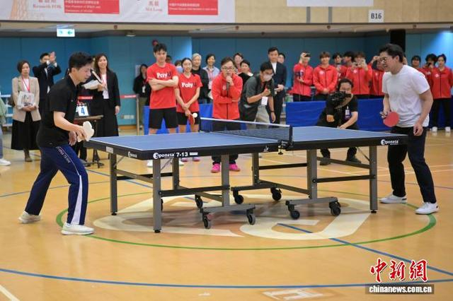 图为马龙（左）与霍启刚切磋乒乓球。中新网记者 陈永诺 摄 